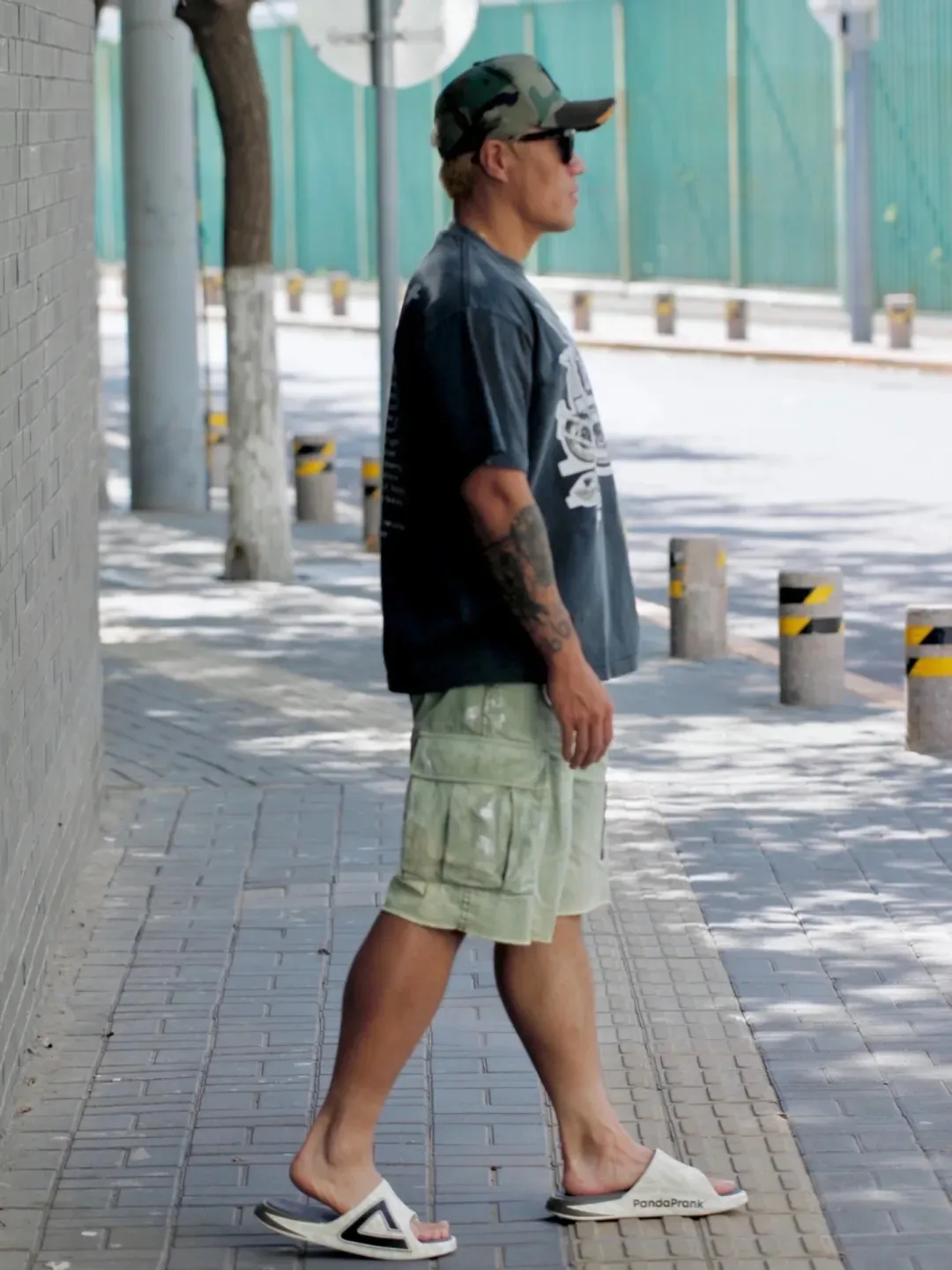 GALLERY DEPT. KENZIE FATIGUE CARGO SHORTS Patch embroidered shorts, distressed ink-splashed overalls, olive green size 30/32/34/36, heavy wash garment dyeing, jetted horse fade, washed and distressed products, each piece is slightly different, each piece is a work of art, Shimada machine embroidery, hand-splashed ink graffiti